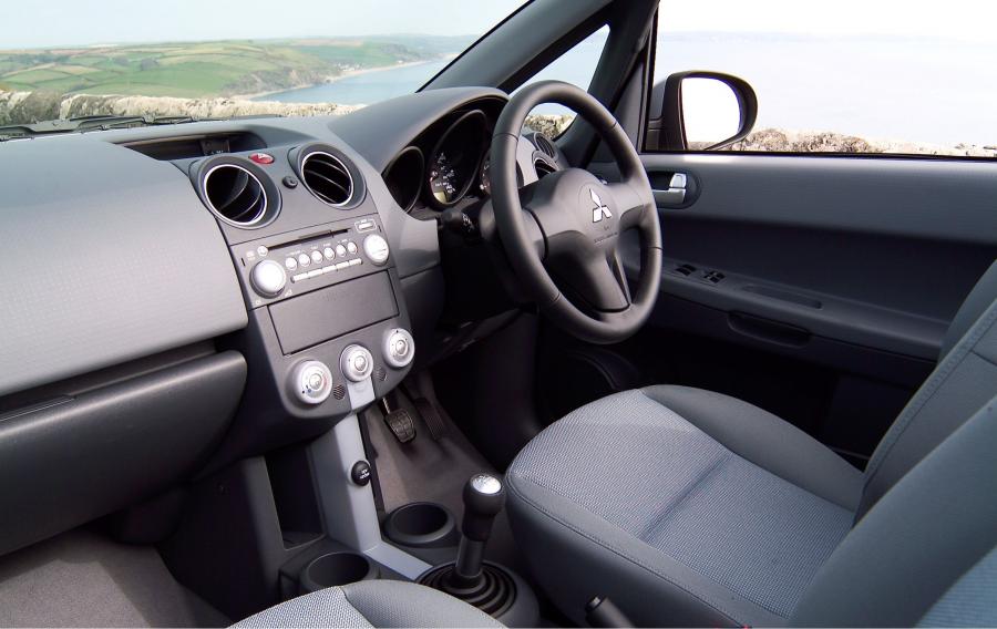 Интерьер Mitsubishi Colt CZC 2006 года  (UK) (фото 7 из 19)